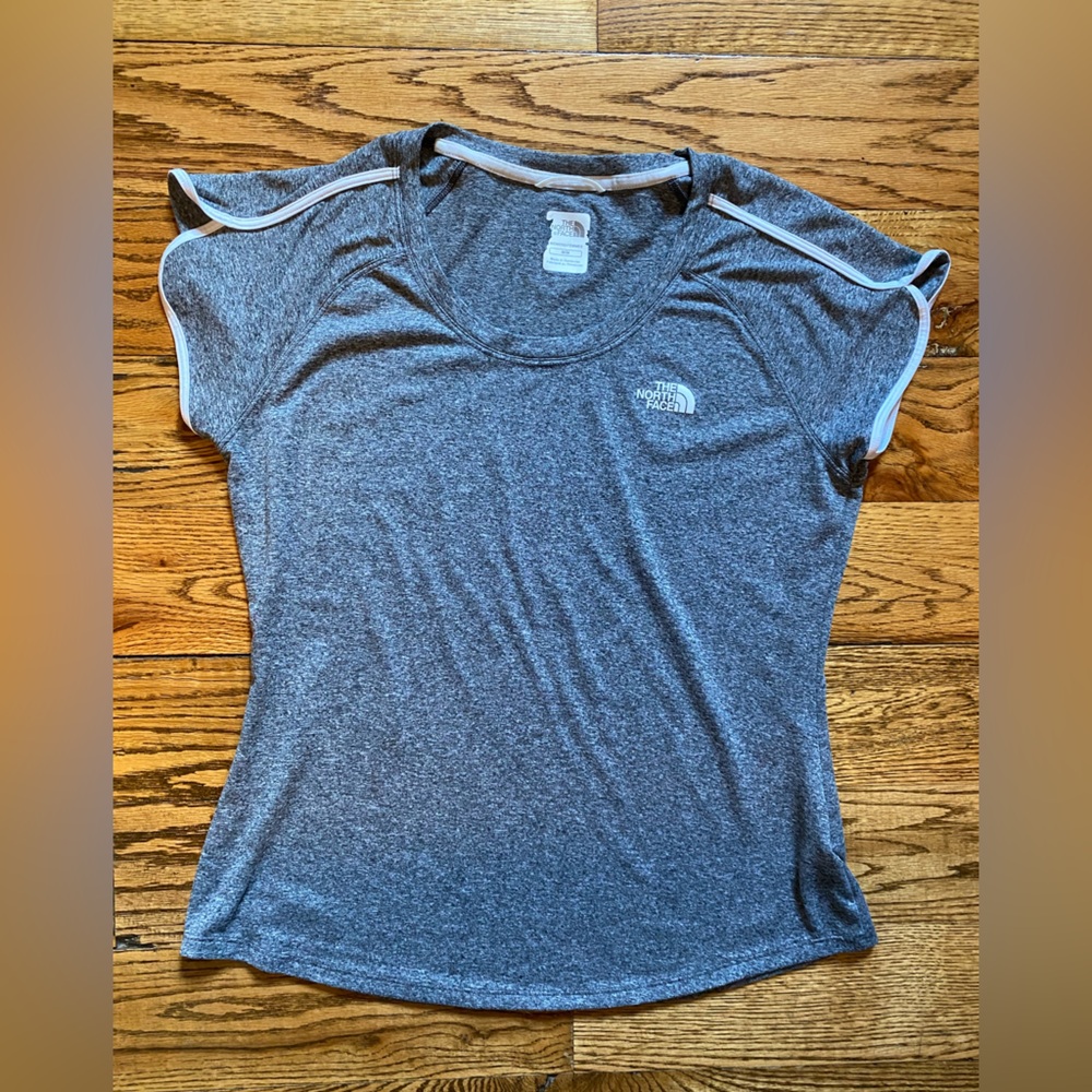 The North Face VaporWick Women's Gray Performance Top - Size Medium